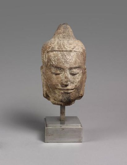 CAMBODGE
Tête de bouddha en grès gris, les...