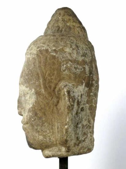 CAMBODGE
Tête de bouddha en grès gris, les...