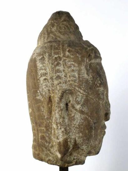 CAMBODGE
Tête de bouddha en grès gris, les...