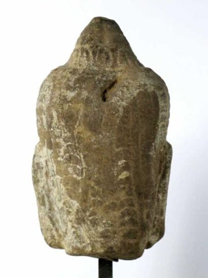 CAMBODGE
Tête de bouddha en grès gris, les...