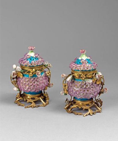 MENNECY
Paire de pots-pourris couverts en...