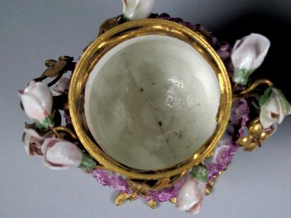 MENNECY
Paire de pots-pourris couverts en...
