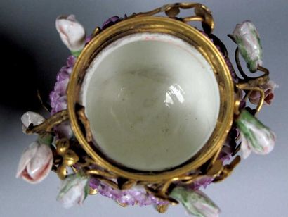 MENNECY
Paire de pots-pourris couverts en...