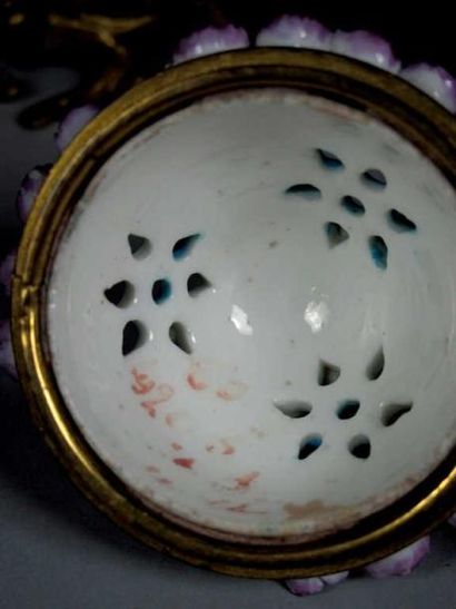 MENNECY
Paire de pots-pourris couverts en...