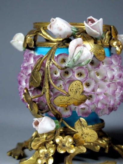 MENNECY
Paire de pots-pourris couverts en...