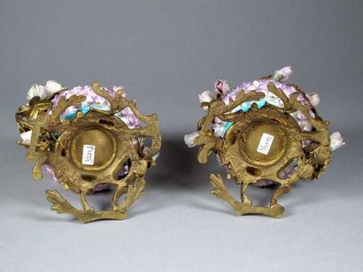 MENNECY
Paire de pots-pourris couverts en...