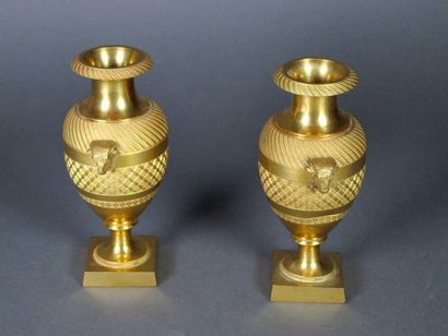 Paire de petits vases balustre en bronze...