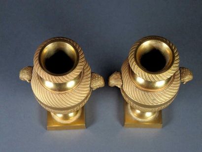 Paire de petits vases balustre en bronze...