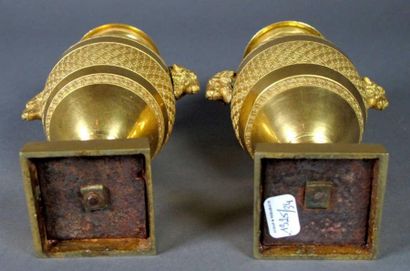 Paire de petits vases balustre en bronze...