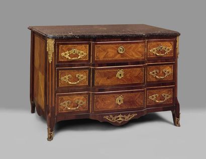 Commode à ressaut central en placage de bois...
