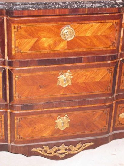 Commode à ressaut central en placage de bois...