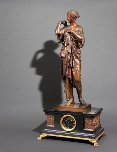 Pendule surmontée d'une statue en bronze...