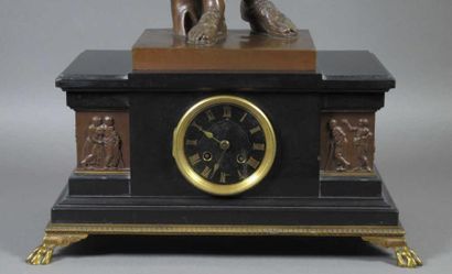 Pendule surmontée d'une statue en bronze...