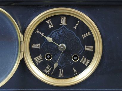 Pendule surmontée d'une statue en bronze...