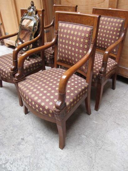 Suite de quatre fauteuils en acajou et placage...