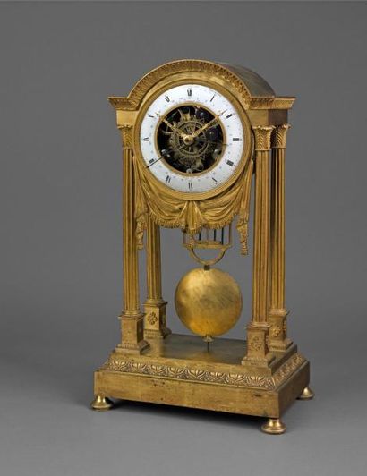 Pendule portique en bronze ciselé et doré...