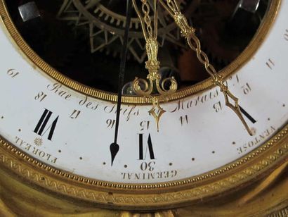 Pendule portique en bronze ciselé et doré...