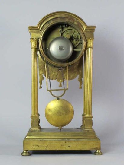 Pendule portique en bronze ciselé et doré...