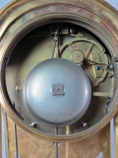 Pendule portique en bronze ciselé et doré...