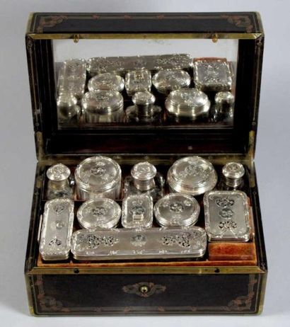 Coffret nécessaire de toilette en cristal...