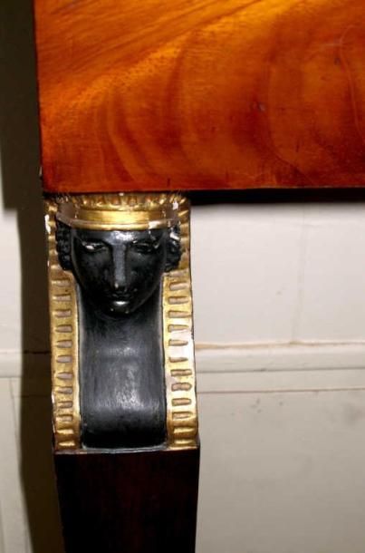 Petite console en placage d'acajou, ouvrant...
