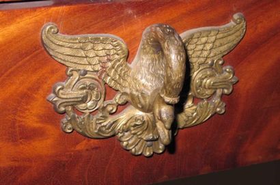 Petite console en placage d'acajou, ouvrant...