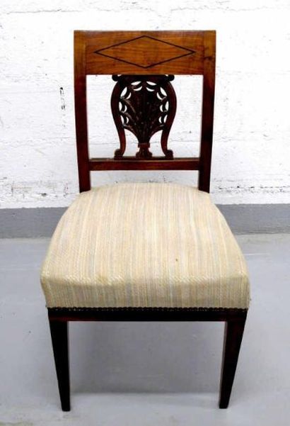 Suite de six chaises en bois fruitier et...