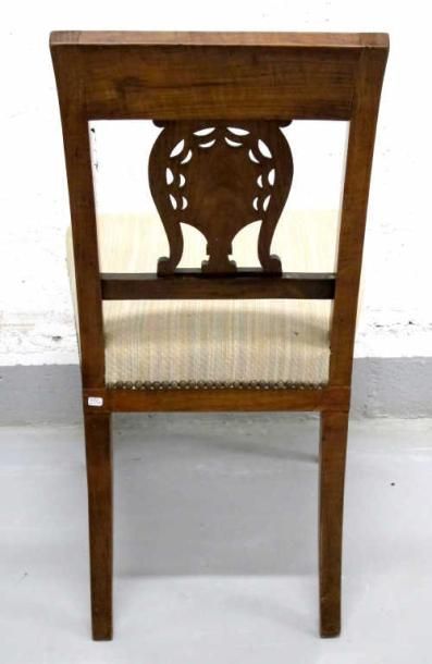 Suite de six chaises en bois fruitier et...