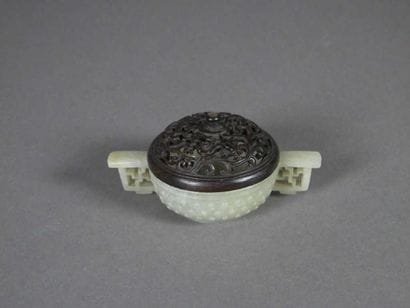 CHINE
Coupe à deux anses en néphrite céladon,...