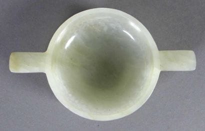 CHINE
Coupe à deux anses en néphrite céladon,...