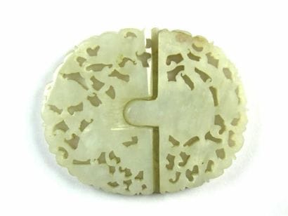 CHINE
Trois pendentifs en néphrite, à décor...