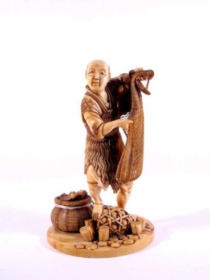 JAPON
Okimono en ivoire à patine jaune, représentant...