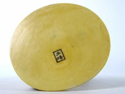 JAPON
Okimono en ivoire à patine jaune, représentant...