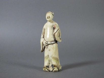 CHINE
Petite statuette de dignitaire en ivoire...