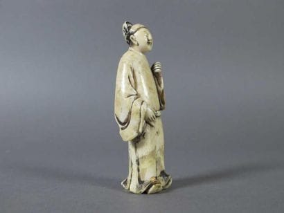 CHINE
Petite statuette de dignitaire en ivoire...