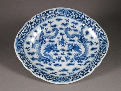 CHINE
Coupe polylobée en porcelaine décorée...