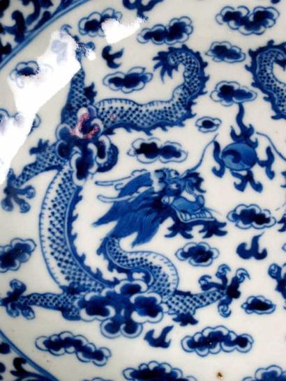 CHINE
Coupe polylobée en porcelaine décorée...