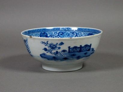 CHINE
Bol en porcelaine, à décor en bleu...