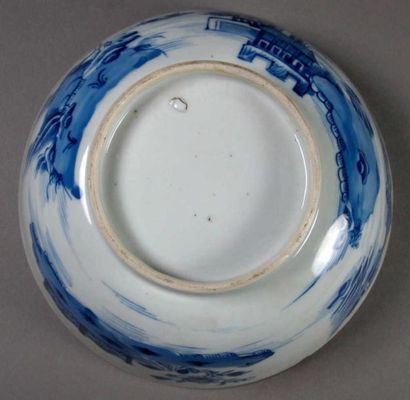 CHINE
Bol en porcelaine, à décor en bleu...