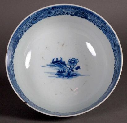 CHINE
Bol en porcelaine, à décor en bleu...
