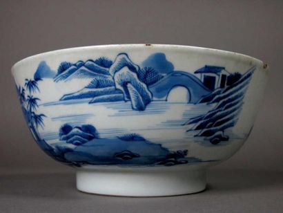 CHINE
Bol en porcelaine, à décor en bleu...