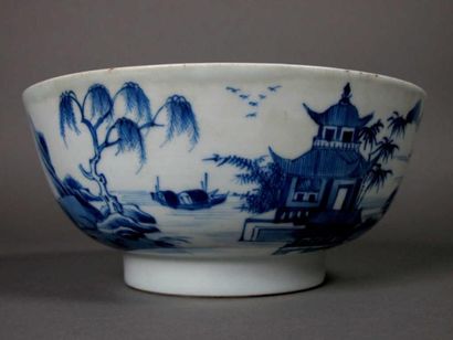 CHINE
Bol en porcelaine, à décor en bleu...