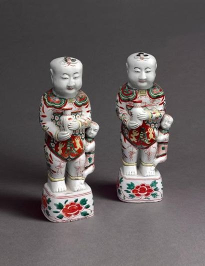 CHINE
Deux Hoho debout avec chacun un enfant...