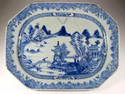CHINE
Présentoir en porcelaine bleu blanc...