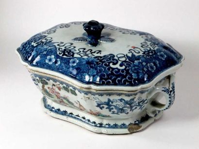 CHINE
Soupière couverte en porcelaine blanche,...