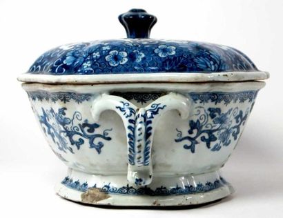 CHINE
Soupière couverte en porcelaine blanche,...