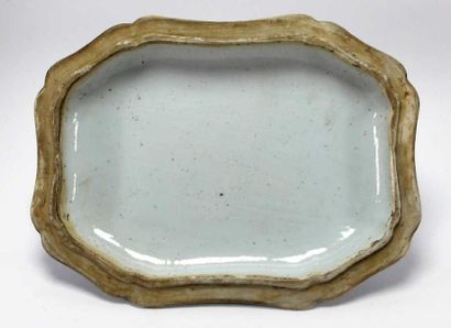 CHINE
Soupière couverte en porcelaine blanche,...