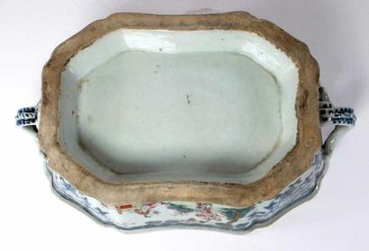 CHINE
Soupière couverte en porcelaine blanche,...