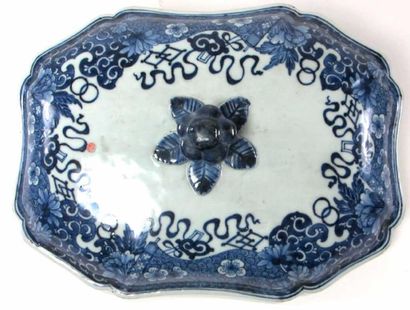 CHINE
Soupière couverte en porcelaine blanche,...