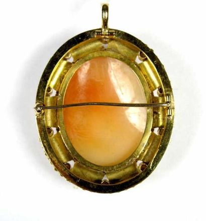 Lot comprenant: - Une broche pouvant former...